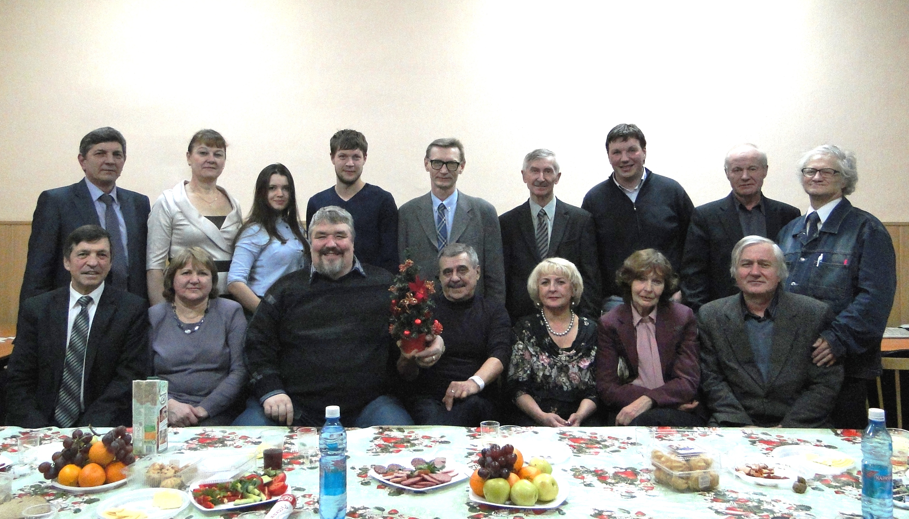 Кафедра ИГОФ НГАСУ (Сибстрин) - С Новым 2015 г. 1-ый ряд: Линовский С.В., Самусева Н.В., Нуждин Л.В., Кровяков В.Н., Баранова М.И., Теплякова А.Б., Щепотин Г.К.; 2-ой ряд: Лавров С.Н., Малыгина Г.Д., Козьминых К.В., Аникеев И.А., Шевченко А.А., Молчанов В.С., Лощев В.А., Черкашин С.А., Крутасов Б.В.